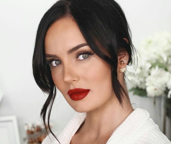 Dia keluar dari kuliahnya dan mengambil gelar diploma untuk makeup. Namun nyatanya saat sekolah makeup, Chloe tidak merasa nyaman dengan pelajarannya. Ia pun drop out dari sekolah makeup. Foto: Instagram/@chloemorello