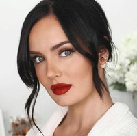 Dia keluar dari kuliahnya dan mengambil gelar diploma untuk makeup. Namun nyatanya saat sekolah makeup, Chloe tidak merasa nyaman dengan pelajarannya. Ia pun drop out dari sekolah makeup. Foto: Instagram/@chloemorello