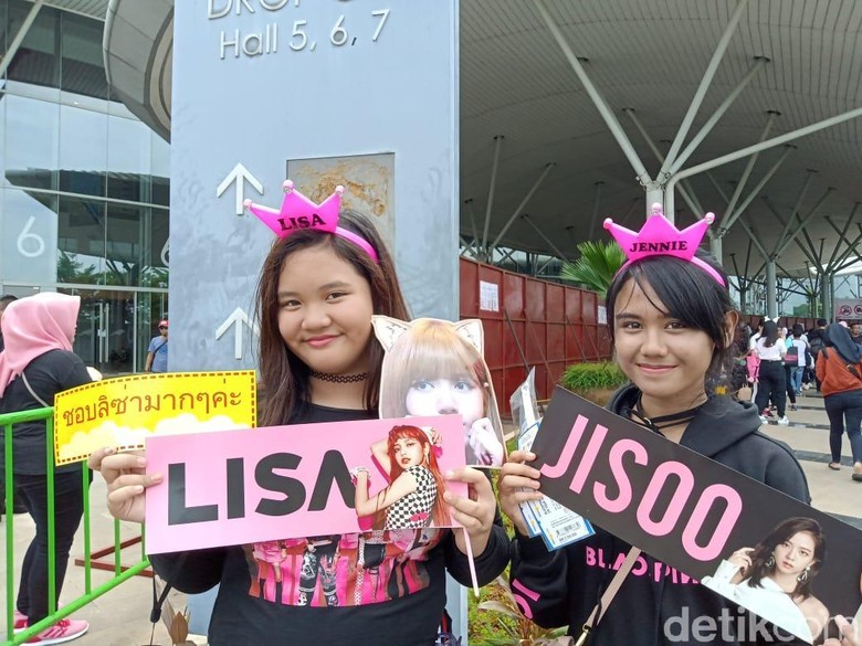 Foto: BLINK menunggu BLACKPINK / Dinda Islami Foto: BLINK menunggu BLACKPINK / Dinda Islami