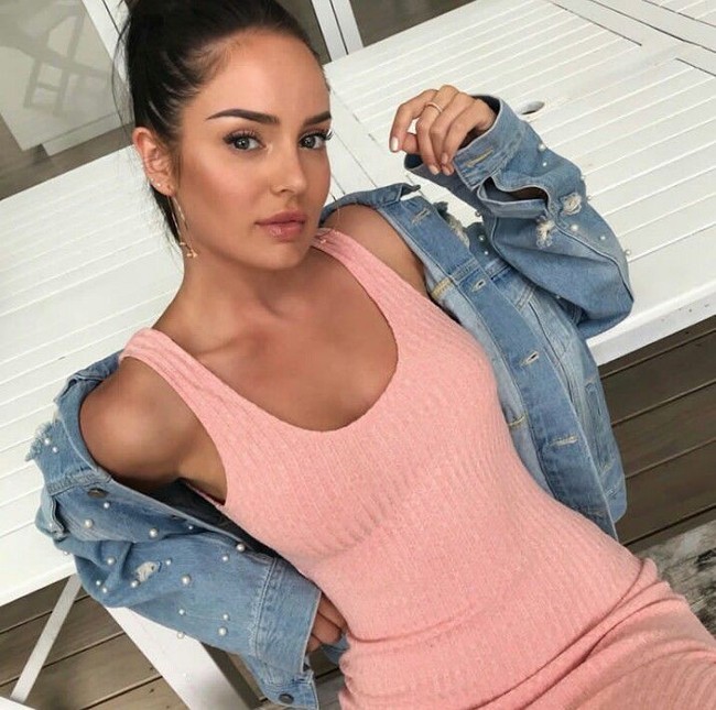 Aku merasa tidak banyak dapat ilmu dari sekolah makeup. Jadi aku tinggalkan sekolah dan bekerja di hotel milik keluargaku, cerita Chloe, seperti dikutip Beauty Heaven. Foto: Instagram/@chloemorello