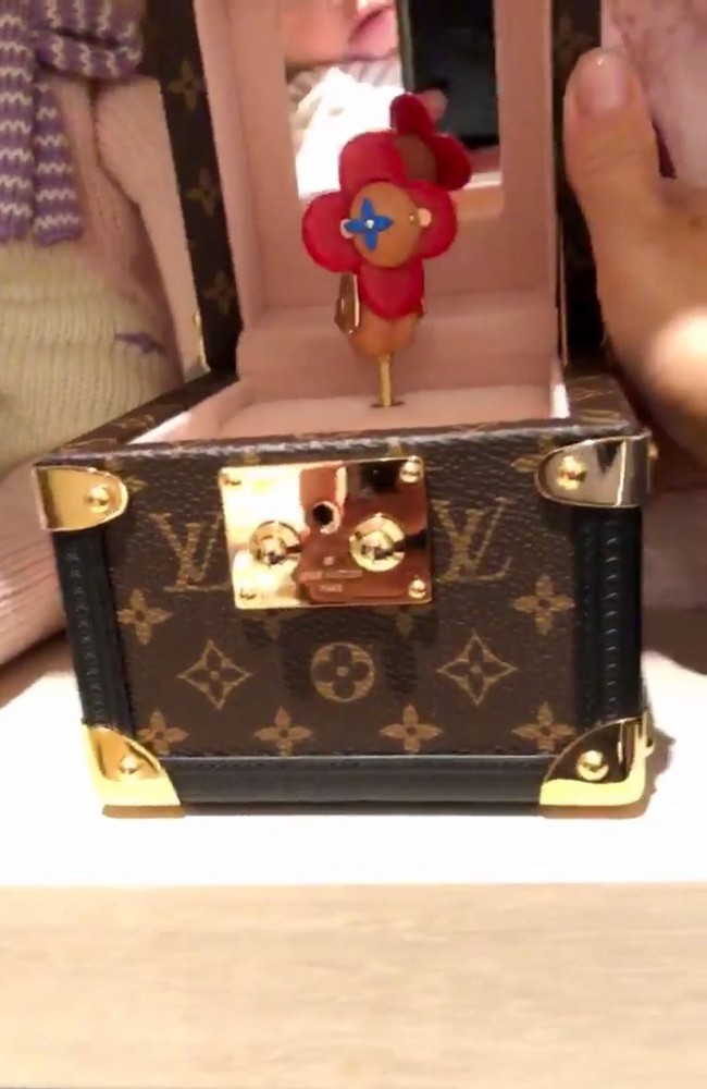 Kris Jenner memberikan hadiah untuk Chicago, putri bungsu Kim Kardashian, sebuah kotak musik Louis Vuitton untuk ulang tahun pertamanya. Kotak musik dengan logo monogram LV itu dibanderol seharga Rp 47 jutaan. Foto: Instagram