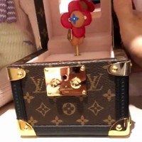 Kris Jenner memberikan hadiah untuk Chicago, putri bungsu Kim Kardashian, sebuah kotak musik Louis Vuitton untuk ulang tahun pertamanya. Kotak musik dengan logo monogram LV itu dibanderol seharga Rp 47 jutaan. Foto: Instagram