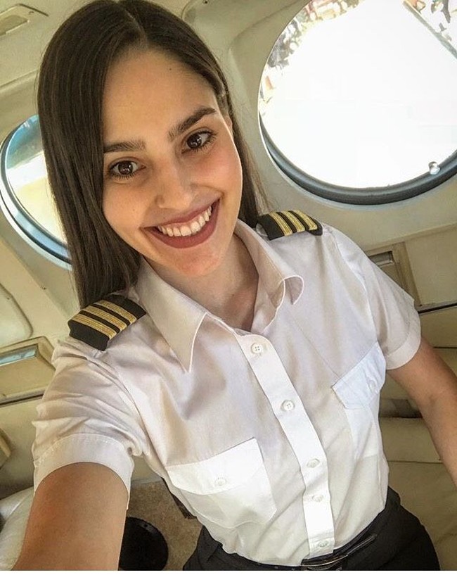 Ana rutin mengambil gambar dari kokpit dua pesawat, King Air F90 yang ia bawa bersama ayahnya dan Cessna 152 yang digunakan untuk perjalanan solo. Foto: Dok. Instagram @anapaulacespedes