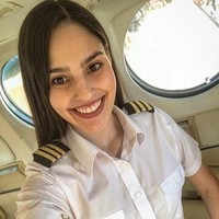 Ana rutin mengambil gambar dari kokpit dua pesawat, King Air F90 yang ia bawa bersama ayahnya dan Cessna 152 yang digunakan untuk perjalanan solo. Foto: Dok. Instagram @anapaulacespedes