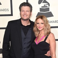Kabar menyebutkan kalau Blake Shelton jatuh cinta pada Miranda Lambert saat ia masih menikah dengan Kaynette Williams. Blake dan Miranda pun menikah tapi berpisah pada 2015, lagi, karena keduanya dikabarkan saling berselingkuh. Kini Blake menjalin asmara dengan Gwen Stefani. Foto: Jason Merritt/Getty Images