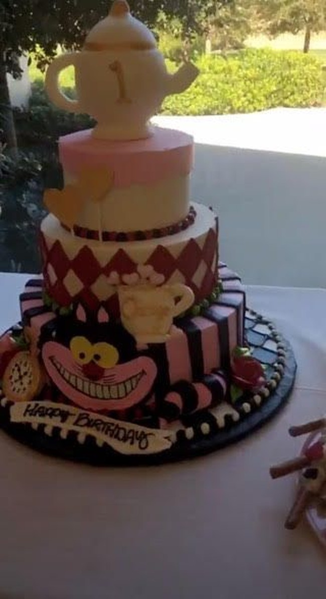 Tak ketinggalan pojok makanan manis yang juga menyesuaikan tema Alice in Wonderland dari mulai kue ulang tahun hingga camilan. Foto: Instagram