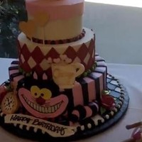 Tak ketinggalan pojok makanan manis yang juga menyesuaikan tema Alice in Wonderland dari mulai kue ulang tahun hingga camilan. Foto: Instagram