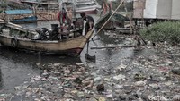 Warga mengeluhkan air rob itu memberikan dampak negatif seperti kulit gatal karena banjir tersebut membawa sampah.