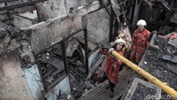 Seluruh atap rumah hangus terbakar. Yang tersisa hanya tembok-tembok rumah.