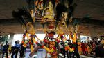 Melihat Lebih Dekat Ritual Penebusan Dosa Khas Suku Tamil