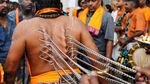 Melihat Lebih Dekat Ritual Penebusan Dosa Khas Suku Tamil
