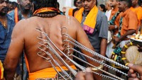 Benda-benda tajam ini dikaitkan menembus kulit para pemuja yang berarak di bagian dada, punggung, wajah, hingga mulut, untuk membopong berat beban Kavadi.