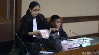 Uang yang dijadikan barang bukti tersebut dihadirkan jaksa KPK dalam sidang tersebut.