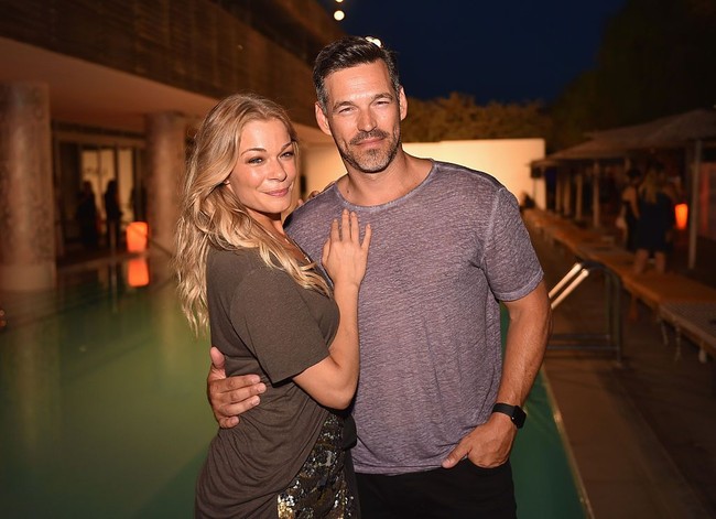 Hubungan LeAnn Rimes dan Eddie Cibrian juga diwarnai dengan skandal saling berselingkuh. LeAnn Rimes masih dalam ikatan pernikahan dengan Dean Sheremet dan Eddie juga masih beristrikan Brandi Glanville, ketika mereka menjalin cinta. Keduanya akhirnya menikah pada 2011 dan masih bertahan hingga sekarang. Foto: Fabiano Silva/Getty Images