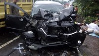 Yuki diketahui menumpang Toyota Avanza bernomor polisi D-1747-ADD. Begini kondisi mobilnya usai ditabrak truk. Pool/Polda Jabar.