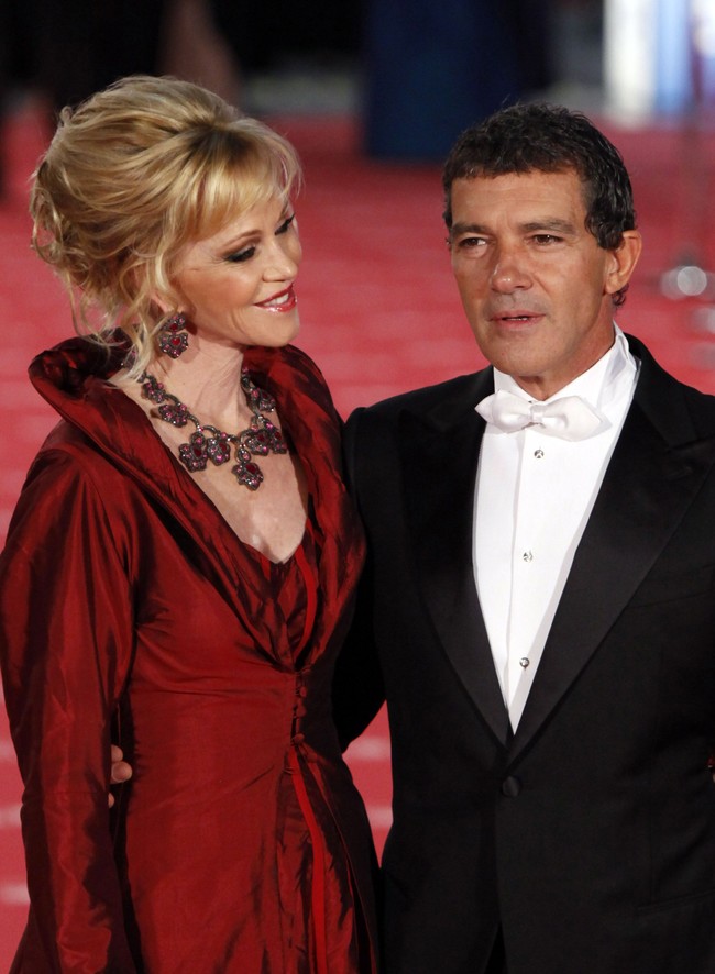 Antonio Banderas bercerai dengan istrinya Ana Leza, karena berselingkuh dengan Melanie Griffith. Antonio dan Melanie kemudian menikah, tapi kemudian bercerai pada 2014. Foto: Pablo Blazquez Dominguez/Getty Images