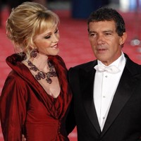 Antonio Banderas bercerai dengan istrinya Ana Leza, karena berselingkuh dengan Melanie Griffith. Antonio dan Melanie kemudian menikah, tapi kemudian bercerai pada 2014. Foto: Pablo Blazquez Dominguez/Getty Images