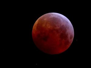 Tata Cara Sholat Gerhana Bulan Total dan Keutamaannya