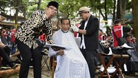 Saat Jokowi sedang pangkas rambut, Gubernur Jabar Ridwan Kamil menjelaskan soal rencana penataan Situ Bagendit di Garut (Foto: ANTARA FOTO/Puspa Perwitasari)