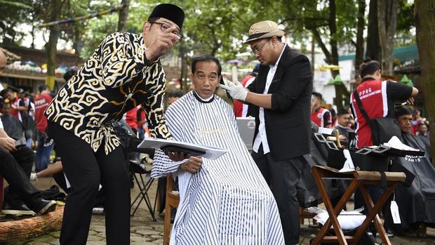 Jokowi saat ikut acara cukur massal di Garut