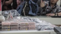 Sedikitnya ada 300 butir dari sebanyak 46 pack yang berhasil diamankan polisi dari ketiga orang tersangka yang berbeda.