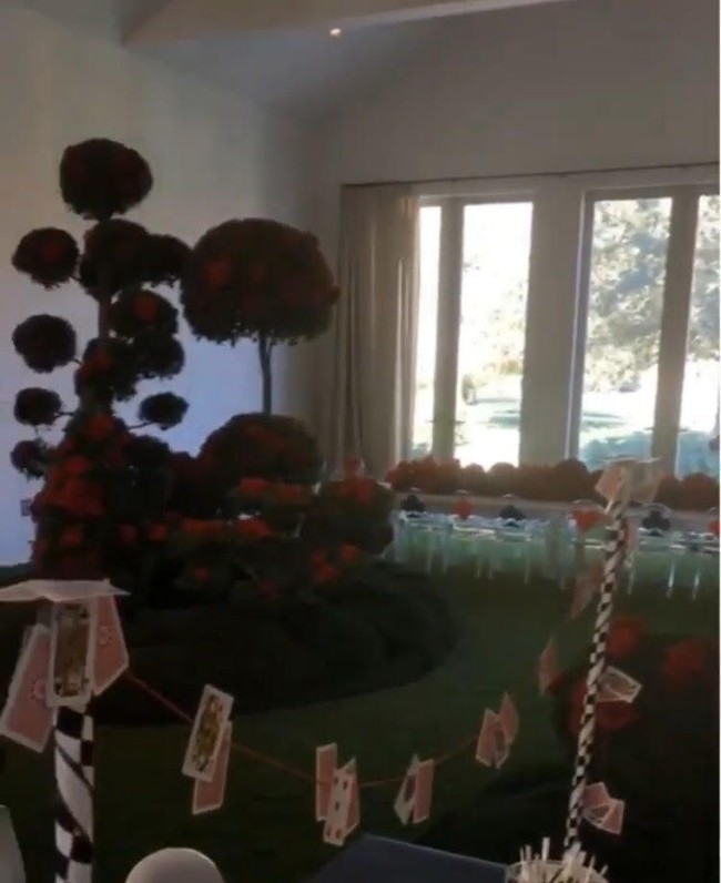 Ada taman kecil di dalam rumah, dihiasi dengan mawar merah. Foto: Instagram