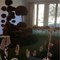 Ada taman kecil di dalam rumah, dihiasi dengan mawar merah. Foto: Instagram