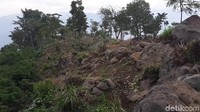 Bebatuan terletak di tengah-tengah hutan gunung tersebut.