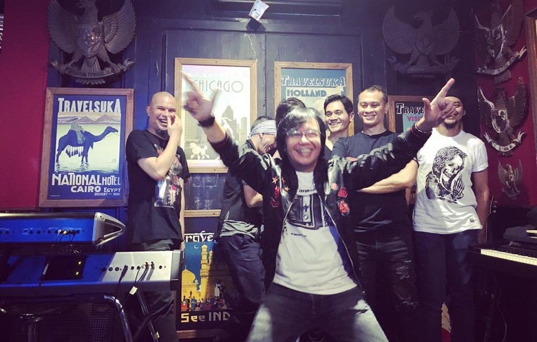 Heboh Ari Lasso Pose 2 Jari, Ahmad Dhani: Biar Jadi Misteri Ilahi Heboh Ari Lasso Pose 2 Jari, Ahmad Dhani: Biar Jadi Misteri Ilahi