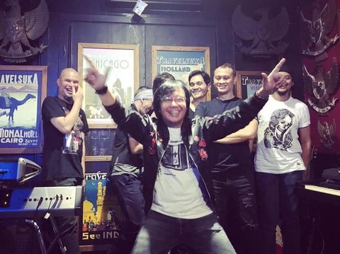 6 Fakta Ari Lasso yang Heboh dengan Pose Dua Jari