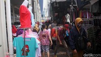 Sebelumnya pada Kamis (17/1/2019), PKL dan Satpol PP terlibat keributan saat penertiban di kawasan Tanah Abang. Polisi menyebut kericuhan terjadi karena ada oknum pedagang yang memicu protes ke Satpol PP gara-gara dilarang berjualan dan terjadilah keributan.