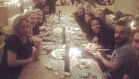 Bersama organisasi yang dia dirikan, Charlize mengajak semua anggotanya untuk makan malam bersama dengan aneka makanan yang membuat acara semakin meriah. Foto: Instagram @charlizeafrica