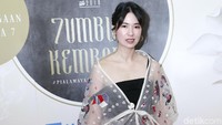 Laura terlihat cantik menawan dengan busana hitam dan luaran transparan. Pool/Palevi S/detikFoto.