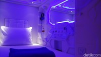 Hotel ini merupakan hotel kapsul kedua dari Capsule Indonesia, setelah Digital Airport Hotel di Terminal 3 Bandara Internasional Soekarno Hatta. Hotel kapsul ini menyasar ke pasar milenial. (Wahyu/detikTravel)
