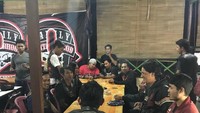 Berjumpa dengan komunitas motor di Makassar, Bucek pun selalu mampir ke tempat makan untuk mencicip kuliner daerah setempat. Foto: Instagram @bucek