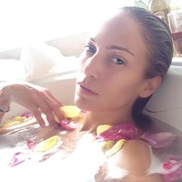 Jennifer Lopez pernah mengunggah foto selfie dirinya saat berendam di dalam bathtub. Foto yang ditampilkannya saat dia berulang tahun ke-45 ini menunjukkan betapa aktris dan penyanyi itu awet muda. Tak tampak tanda-tanda penuaan pada wajahnya. (Foto: Instagram)