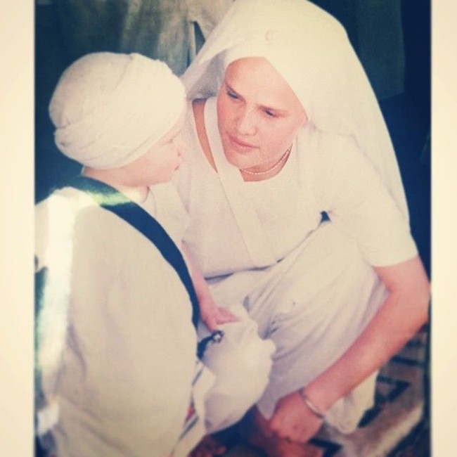 Kabar kedekatan Brad dan Sat yang juga seorang ibu mulai santer terdengar sejak Oktober 2018. Keduanya terlihat mesra saat menghadiri sebuah pesta yang diadakan oleh Flea, pemain bas Red Hot Chilli Peppers. (Foto: Instagram/@amritjewelry)