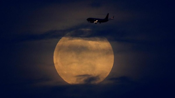 Indahnya Awal Gerhana Bulan Serigala di Berbagai Negara
