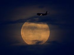 Indahnya Awal Gerhana Bulan Serigala di Berbagai Negara