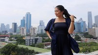 Senyuman manis selalu merekah dari wajahnya itu.