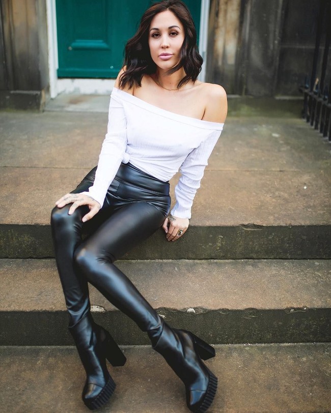 Leigh juga merawat kecantikan kulitnya dengan berbagai produk perawatan. Seperti facial foam, pelembap, serum, sunscreen, hingga sampo dan kondisioner. Foto: Instagram/@mylindseyleigh