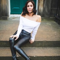 Leigh juga merawat kecantikan kulitnya dengan berbagai produk perawatan. Seperti facial foam, pelembap, serum, sunscreen, hingga sampo dan kondisioner. Foto: Instagram/@mylindseyleigh