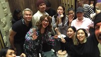 Salmaa n salwaa 22nd bday dinner happy bday my crazy twins #bdaygirl #family#twins, tulis Bucek dalam akun Instagramnya. Foto: Instagram @bucek