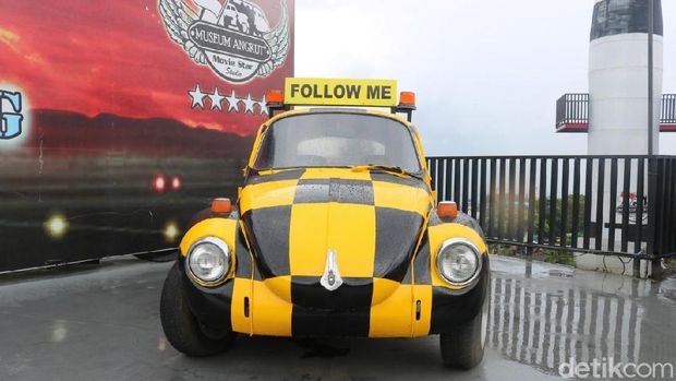 Mobil Navigasi Pesawat di Museum Angkut, Air Marshall Car