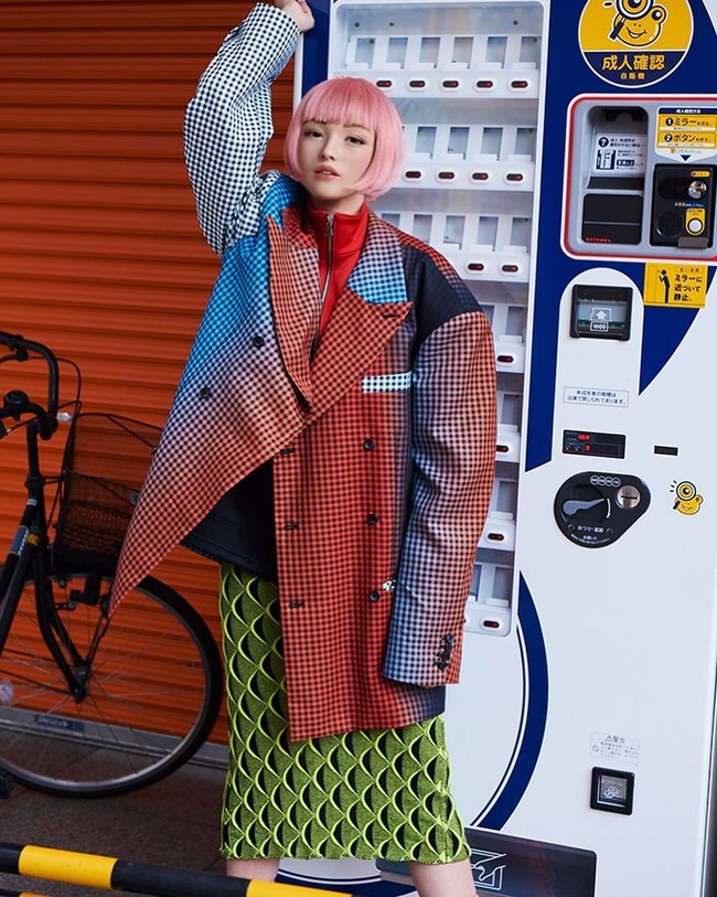 Dengan semakin banyaknya follower bukan tak mungkin model virtual ini ke depannya jadi saingan influencer dan blogger fashion. Foto: Instagram @imma.gram