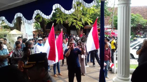 Aksi penolakan acara deklarasi dan pembekalan relawan 212 se-Jatim.