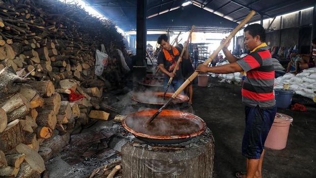 Kue keranjang di pusat pembuatan kue Ny Lauw, kawasan Sewan, Tangerang, Jumat (21/1/2019). Jelang Tahun Baru China permintaan kue khas untuk sajian Imlek itu meningkat. (CNBC Indonesia/Andrean Kristianto)