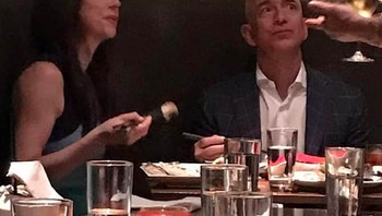 Foto yang dijepret paparazzi dan didapatkan media Daily Mail ini diklaim sebagai makan malam terakhir Jeff Bezos dan istrinya, MacKenzie, beberapa saat sebelum mengumumkan perceraian mereka. Foto: Daily Mail