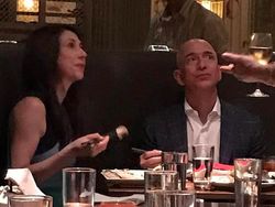 Diterpa Skandal Selingkuh, Jeff Bezos Tetap Tersenyum Lebar