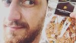 Yuk, Intip Pose Seru James McAvoy Saat Cicip Cupcake hingga Biskuit!